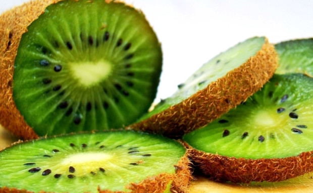 How To Peel A Kiwi Detailed Visual Guide Done In 3 Steps   Best Way To Peel Kiwi 620x384 