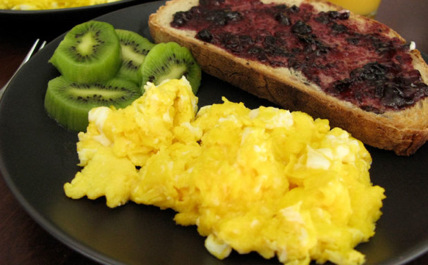 How Do You Reheat Scrambled Eggs? Look at These 2 Easy Options