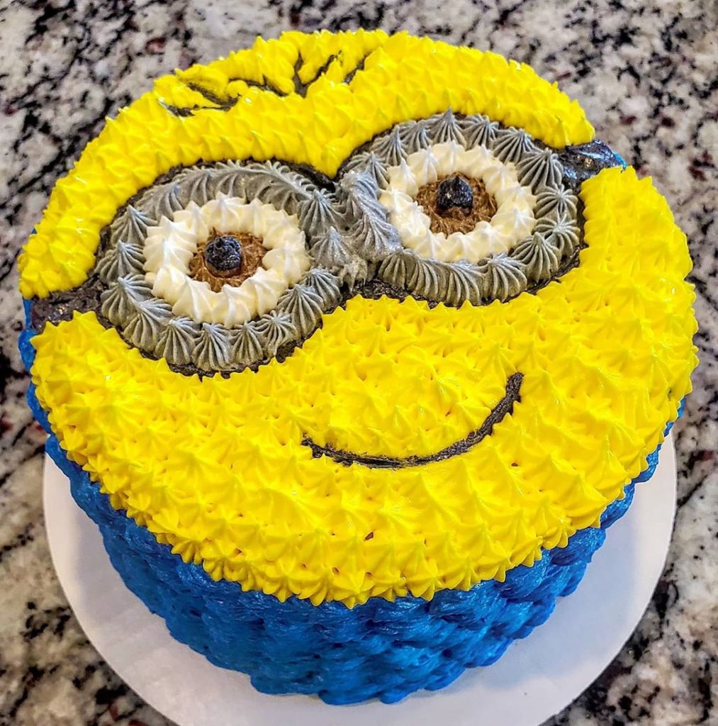 Birthday minion cake - Decorated Cake by Rabarbar_cakery - CakesDecor